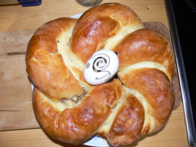 Húsvéti diós-kalács / Milk loaf stuffed with nut for Easter