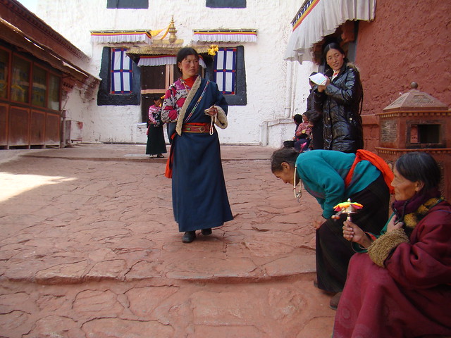 mujer joven y mayor su gente Tíbet 037