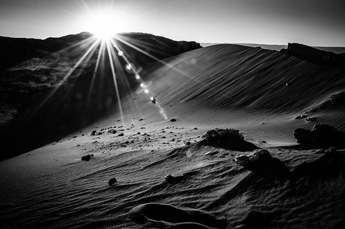 chile sunset blackandwhite bw sun sol monochrome landscape atardecer sand desert bn arena desierto puestadesol sanpedrodeatacama regióndeantofagasta