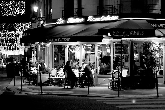Café parisien at night