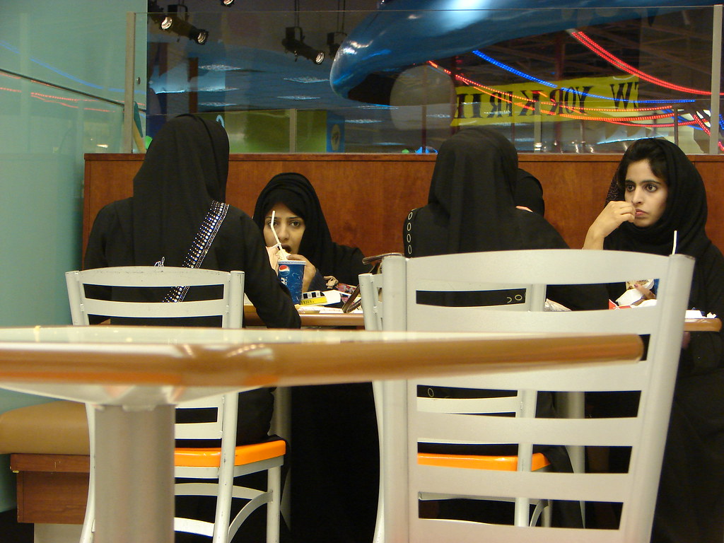 Dubai - Mujeres árabes comiendo fast-food