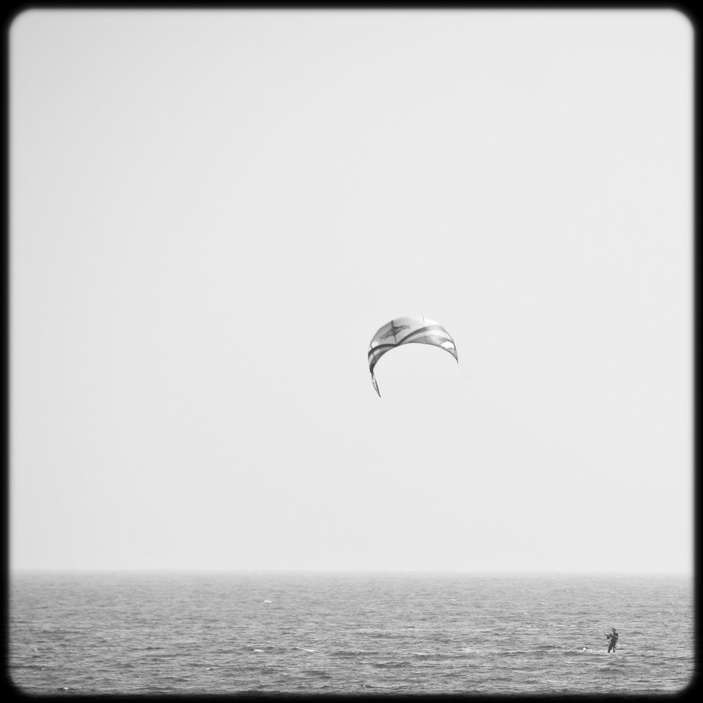Kite surfing by manganite