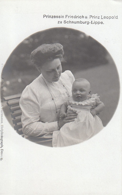 Prinzessin von Schaumburg-Lippe mit Sohn Prinz Leopold