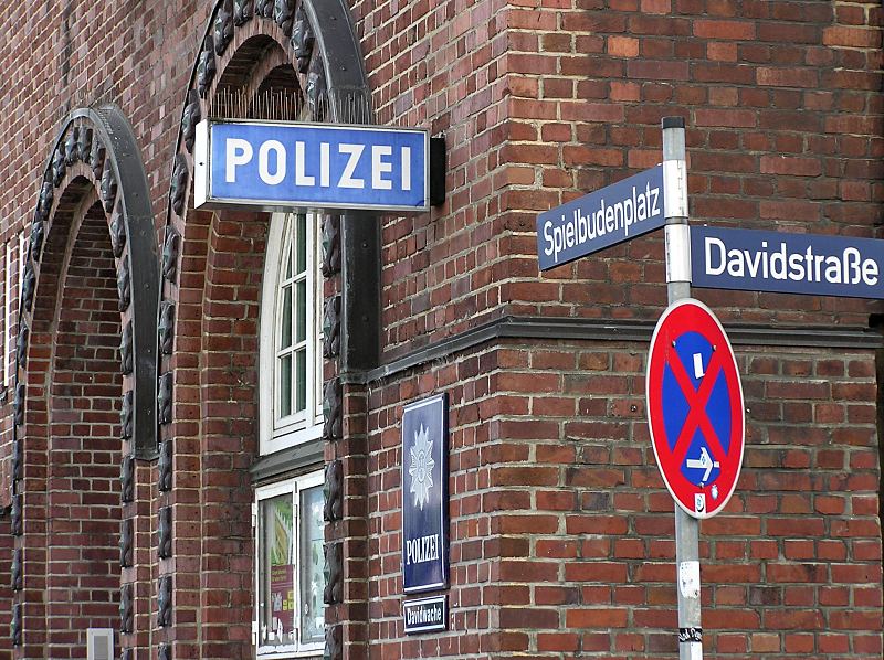 02_X-2867 Schilder Polizei, Spielbudenplatz, Davidstrasse - Bilder aus dem Hamburger Stadtteil St. Pauli.