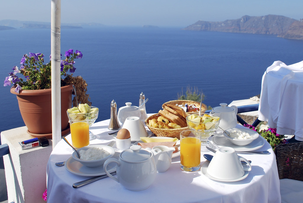 Это было красивое утро. Красивый завтрак. Завтрак с видом на море. Красивый завтрак с видом. Роскошный завтрак.