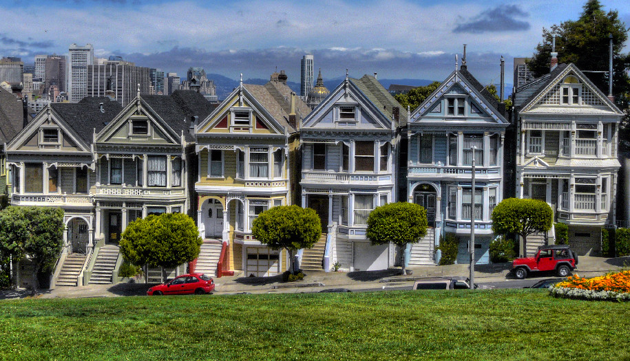 照片来自90年代的情景喜剧，旧金山满屋的彩绘女士。这些华丽的房子颜色各异，都是维多利亚风格。