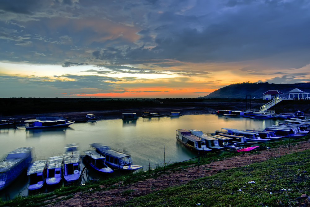 sunset at Chong Khneas boat docks