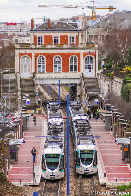 Paris-Meudon-sur-Seine_RATP-Ligne_T2_Rame424+406_sowie_418+412_08012007