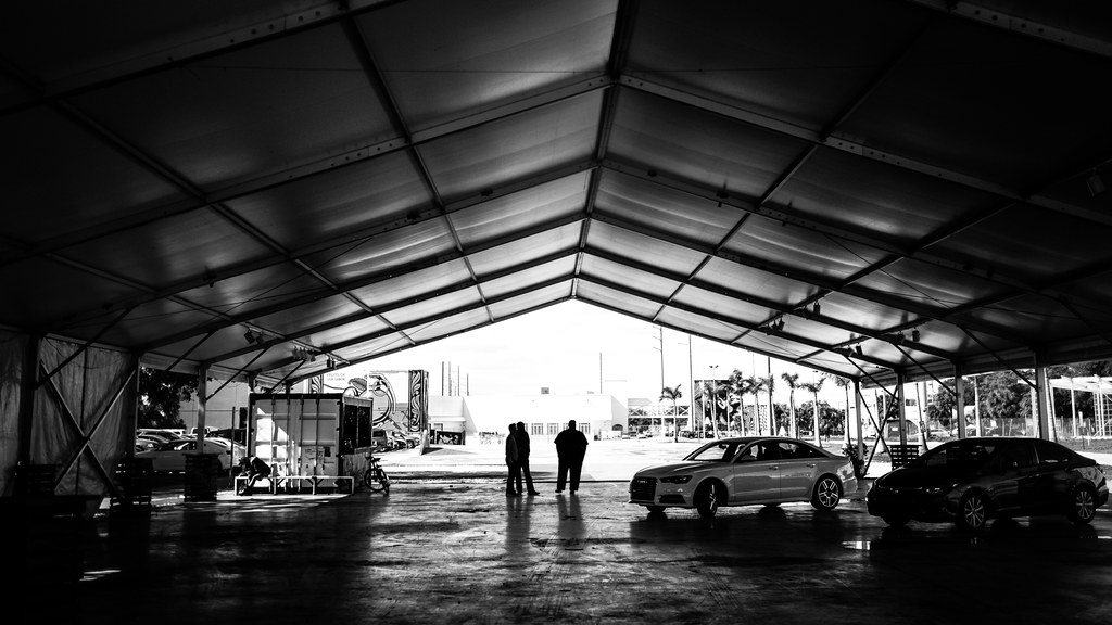 The meeting - Miami, Florida - Black and white street photography