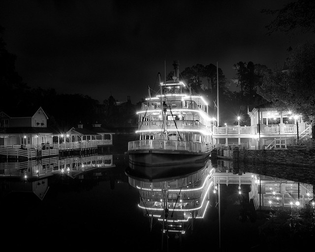 Disney - Wonderful World Of Color - In Black & White - Liberty Belle at Night