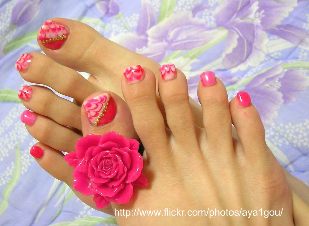 Педикюр хабаровск. Красивый педикюр. Педикюр в розовом цвете. Педикюр с цветочками. Красивые ногти на ногах.