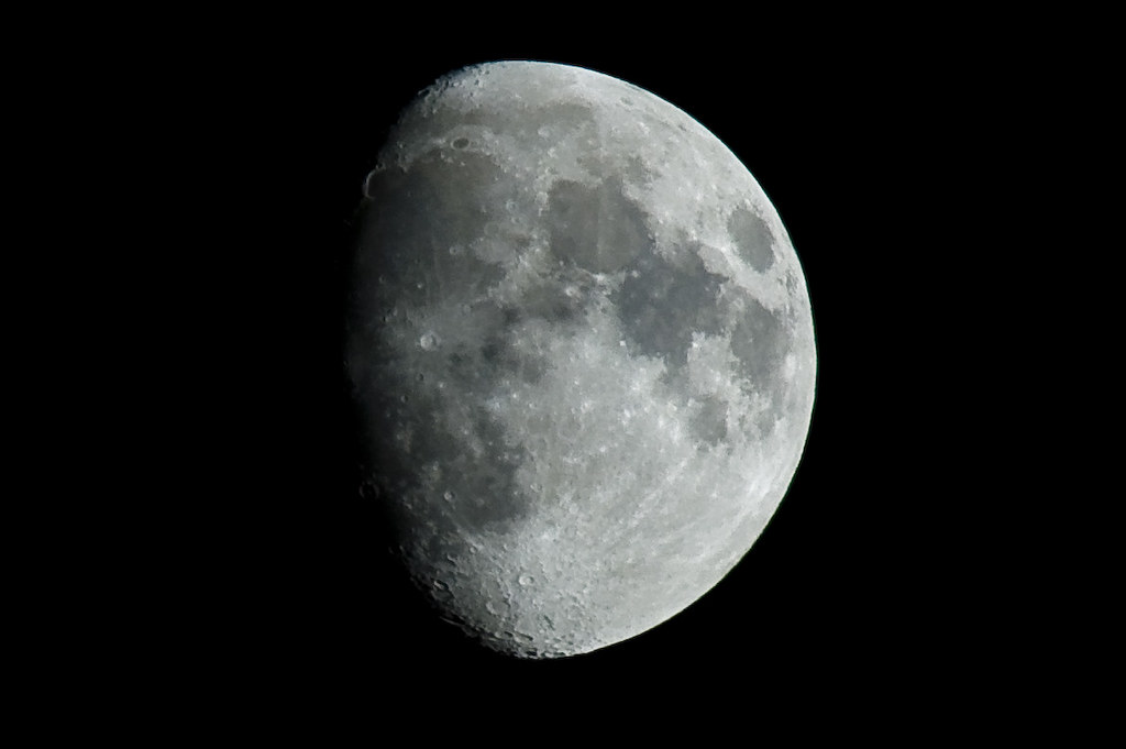 Lunar 8. Moon in 19 October 2005.