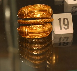Viking gold ring | MOTIV: Gullring PERIODE: Vikingtid FUNNST… | Flickr