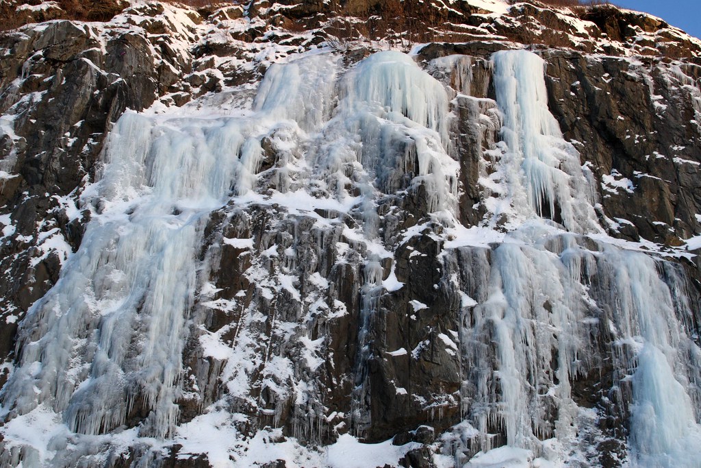Frozen waterfall on the Seward Highway, near Turnagain Arm, Anchorage, Alaska (IMG_1623a)