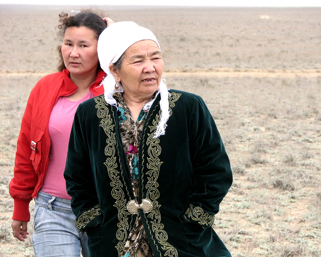Kazakh people. Казахстан люди. Казахская бабушка. Пожилые казахские женщины. Казахи люди.