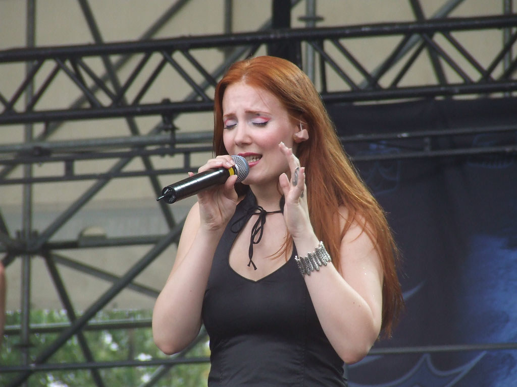 Simone Adams Singer Simone Simons | Simone singing on Rockin' Field Festival Mil… | Flickr