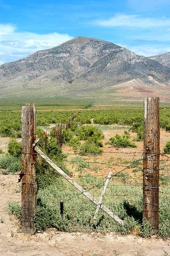 mountains fence geotagged utah vanishingpoint wire barbedwire physics lever spiraljetty ut2004 promontorymountains boxeldercounty