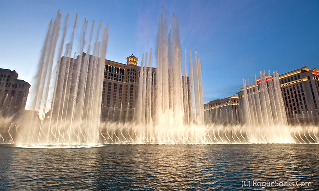 Fountains-of-Bellagio-hotel-casino-las-Vegas-night-004.jpg