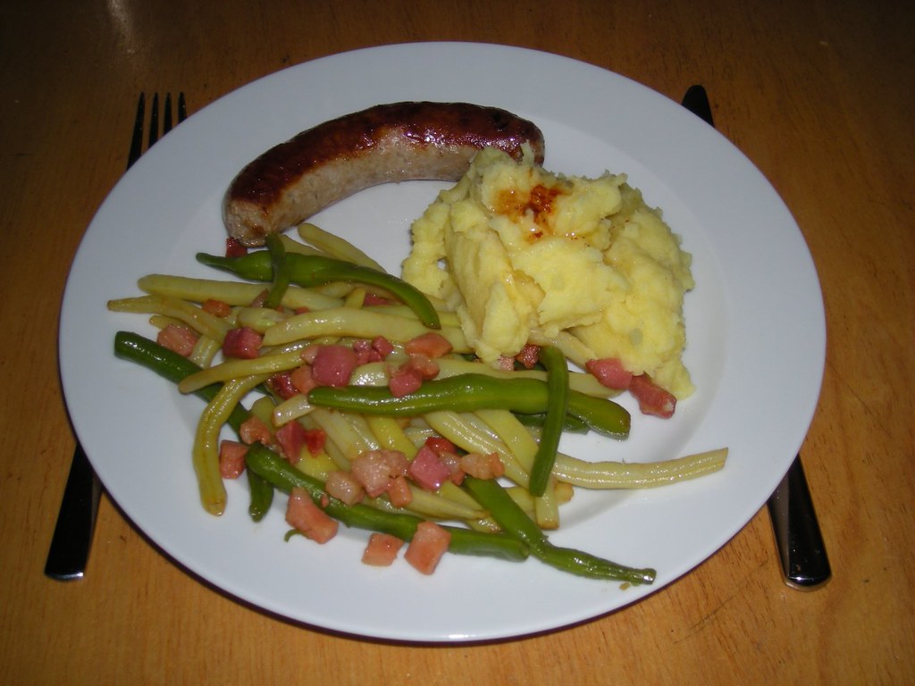 Bratwurst mit Speckbohnen und Kartoffelpüree | Gourmandise | Flickr