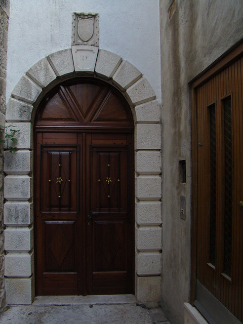 puerta de casa con escudo de armas heráldico Trogir Croacia 27
