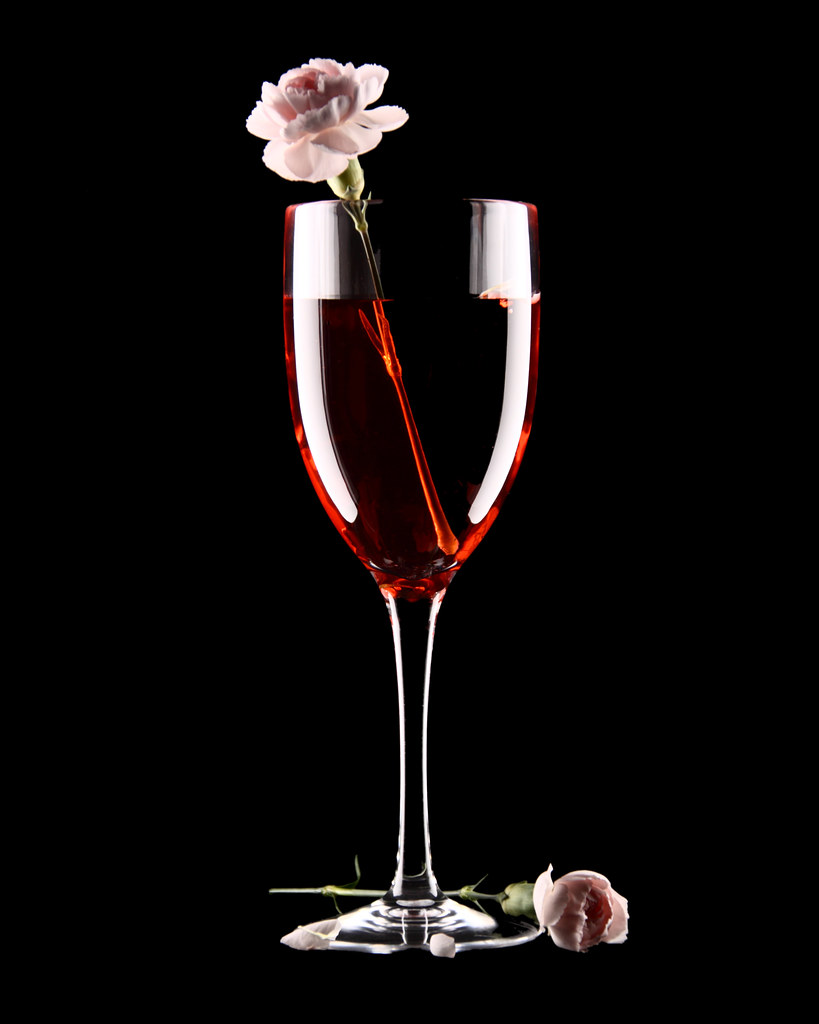 С днем рождения бокал вина. Розе вино. Вино и цветы. Бокал вина. Открытка с бокалами.