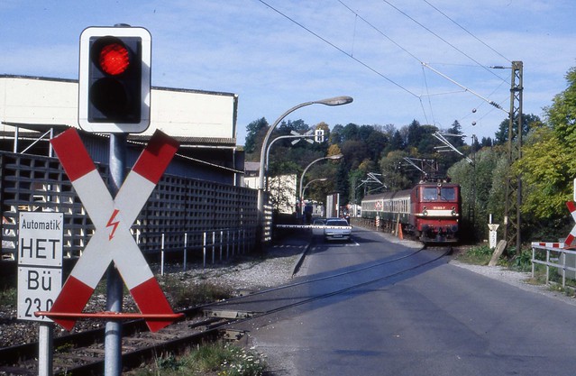 Bahnübergang, Einfahrt Bahnhof Königshütte -   Die Rübelandbahn, Lok 171 003-7 mit Personenzug, October 1995 - where trains don't go now