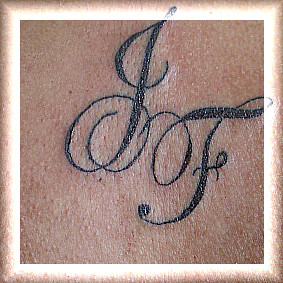 Featured image of post Letras Para Tatuagem Nas Costas O nome tatuado pode ocupar toda parte superior criando um belo resultado