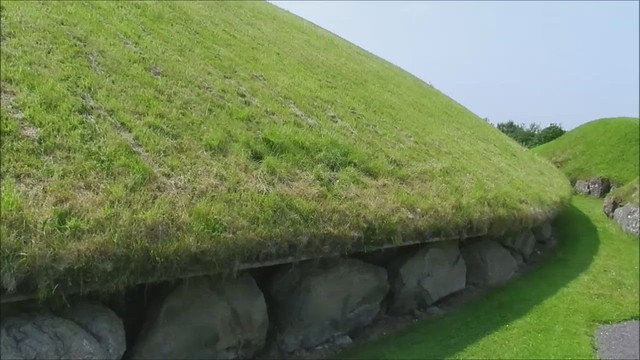 video 02 túmulos y tumbas del yacimiento arqueológico Brú na Bóinne República de Irlanda