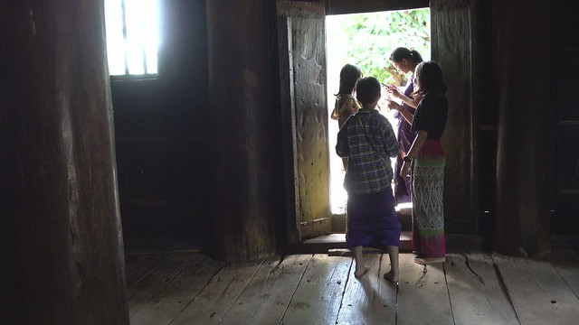 Bagaya Monastery: Burmese kids on a school trip
