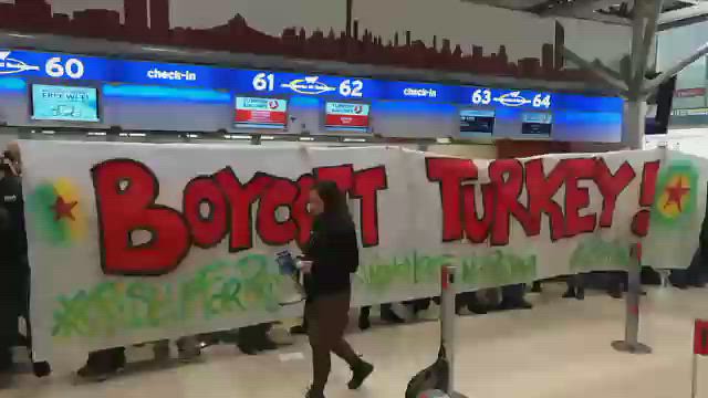 Azione all’aeroporto: “Stiamo bloccando un volo di Turkish Airlines”