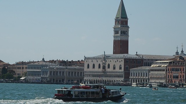 Moby Dick approdo in Piazza San Marco a Venezia 1