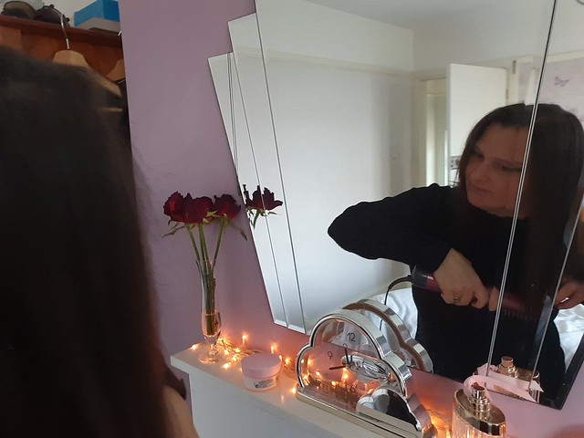 Samsung S10+ - My wife Lisa in the mirror