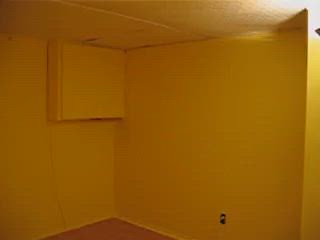 VIDEO: Yellow guest room