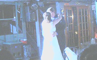 VIDEO: Couple's first dance
