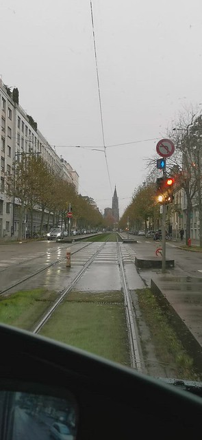 Vue sur la Cathédrale de Strasbourg en remontant l'Avenue de la Paix dans un tramway Eurotram sur la ligne B lors de ma journée découverte tramway