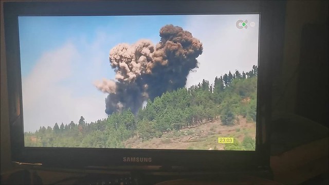 Erupciones del volcán Cumbre Vieja Isla de La Palma Islas Canarias video grabado de TV Canaria 00