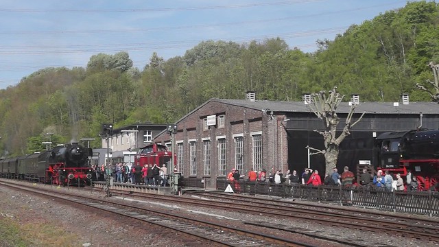 Vertrek van de VSM 23 071 en achterop de DGEG 38 2267 uit het Eisenbahnmuseum Bochum-Dahlhausen 30-04-2017