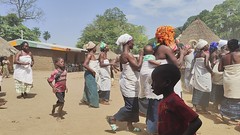 Costa de Marfil. Godefouma. Etnia Dan / Yakouba. Mujeres y hombres dirigidos por el hechicero inician un baile ritual ente los zancudos