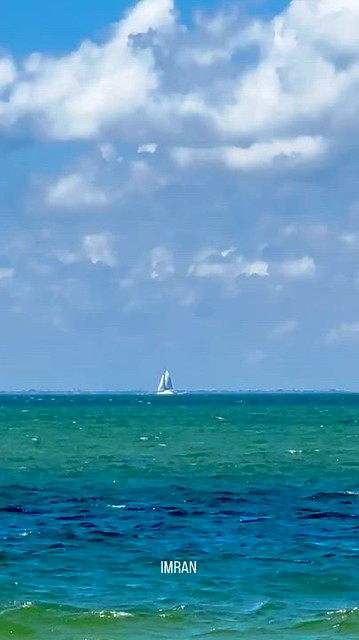 Sailboat, Speedboats Share Stunning StPete Spring Seaside Scene - IMRAN™