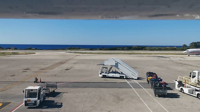 Kefalonia Airport Arrival - Boeing 737 - Video