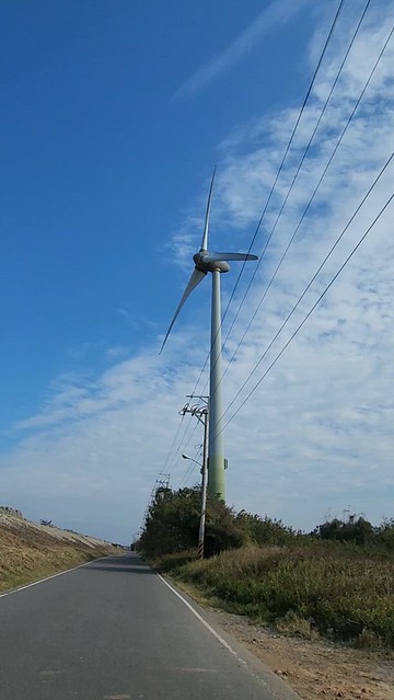 Wind farm blades whooshing at Gaomei Wetlands 高美湿地20240108_142422