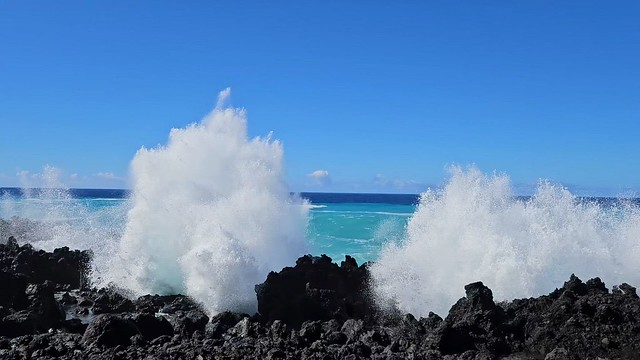 High surf on leeward Hawai'i Island