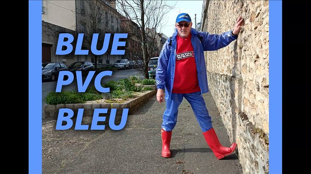 PVC bleu et bottes rouges.