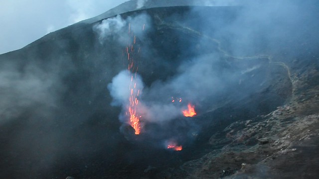 Eruption au cratère sud du volcan Stromboli DSC_3810