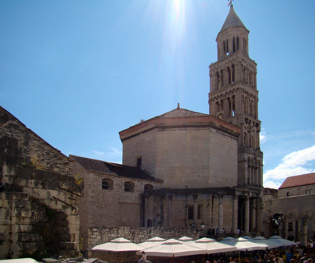 exterior torre de Catedral San Domnius Sveti Dujam y columnas del mausoleo de Diocleciano Split Croacia 36