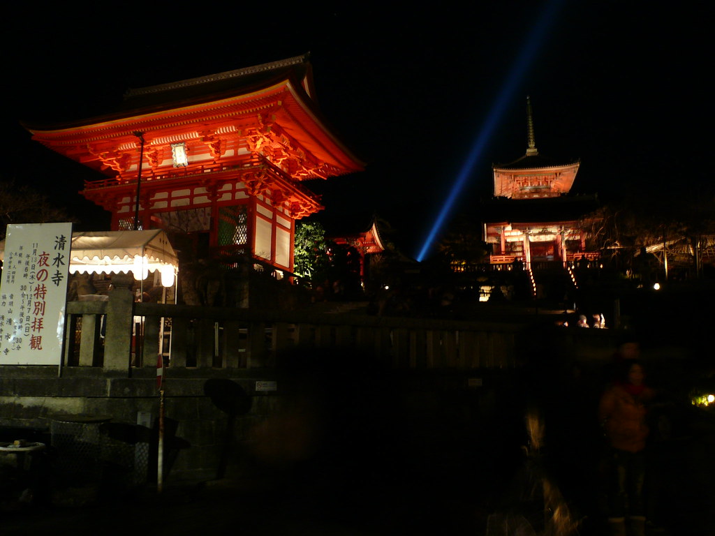 清水寺 在紅葉和櫻花季節都有開放夜間拜觀 不過因為實在太有情調太暗了 我的小7又變成一條蟲 都給我照成火燒山啦 Flickr
