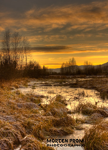Magic hour on the lake by mortenprom, The ice is building up, the winter is coming. But a few days without snow remains.

<b><u>Use</u></b
