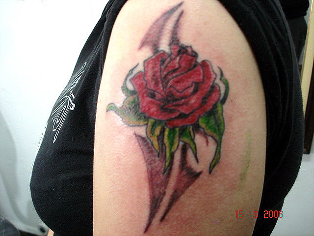 tatuagem flor com tribal no braco 2