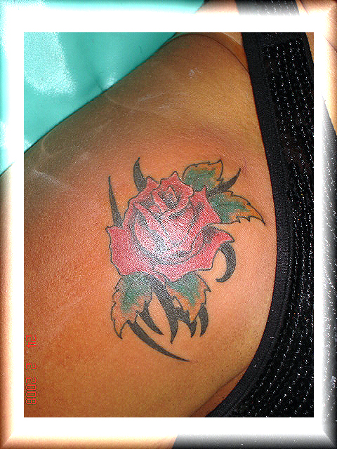 tatuagem flor com tribal no ombro 2