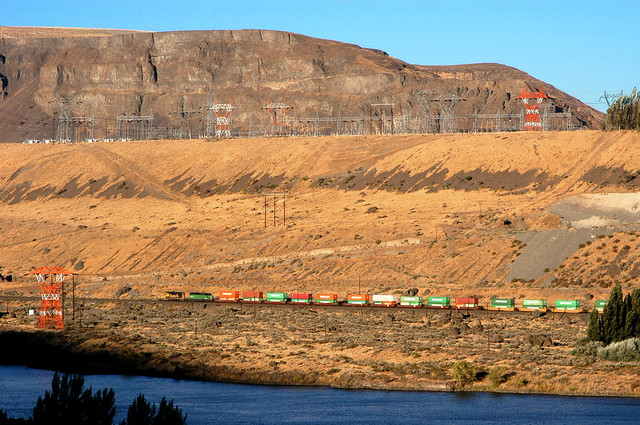 Containers passing Moses Coulee... 20030922_102